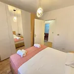 L Etoile Apartment